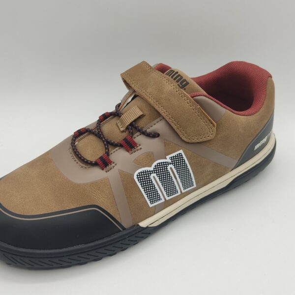 Zapatillas barefoot para niño de la marca Mtng Kids, en color arena. Fabricado en polipiel marrón con puntera negra. Cierre con cordón elástico y velcro sobre el empeine. #zapatillasberafootniño #zapatillasbarefootMtng #zapatillasniñobarefootMtng