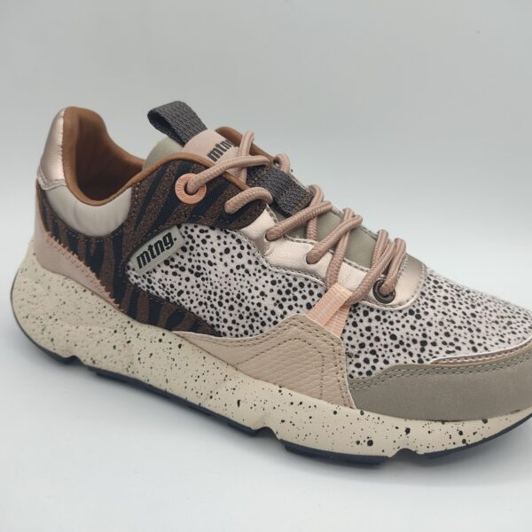 Zapatillas casual para mujer de la marca Mtng, modelo 60431 Susi Melocotón. Suela gruesa en color beige moteada en pintas negras. Fabricada en una mezcla de distintos tejidos: textil animal print en tonos marrones, animal print en balco con motas negras y remates en textil en tonos tierra. Cierre con cordón. #Mtngmujer #zapatillascasualmujer #zapatillaschulas