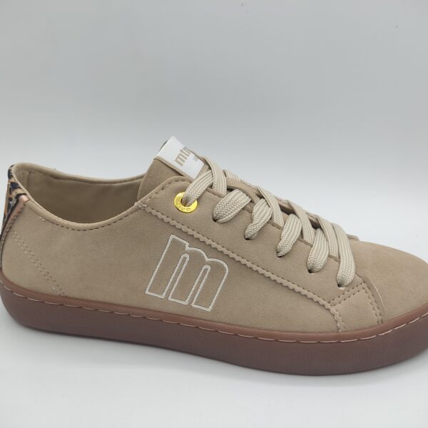 Zapatilla casual para chica de la marca Mtng, modelo 60036 en color Arena. Suela color caramelo. Zapatilla fabricada en polipiel color arena con detalle animal print en el talón. Cierre con cordón color arena. #zapatillamujercasual #zapatillasarena #zapatillasMtngmujer #zapatillaschulasmujer