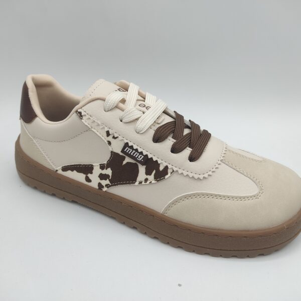Zapatillas barefoot de la marca Mustang, modelo 60948. Suela color caramelo. Fabricado en polipiel color beige. Detalles en los laterales animal prin en tonos marrones. Cierre con cordón, dos tonos a elegir: marrón o beige. Plantilla extra de transición.
