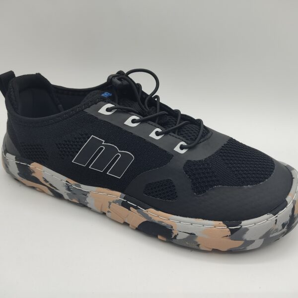 Zapatilla barefoot para niño de la marca Mustang, modelo 49091. Suela de goma en tonos blancos, negros y grises. Fabricada en textil color negro con protección de goma en puntera. Cierre con cordón elastico. #barefootniño #barefootMtngniño#zapatillasniñosnegra