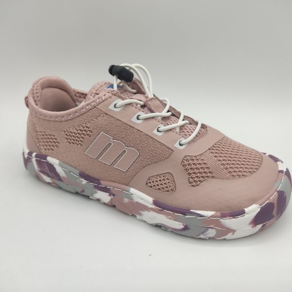 Zapatilla barefoot para niña de la marca Mustang, modelo 49091. Suela de goma en tonos blancos, malva y grises. Fabricada en textil color malva con protección de goma en puntera. Cierre con cordón elastico. #barefootniña #barefootMtngniña #zapatillasmalva