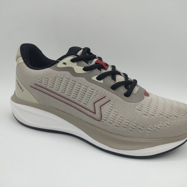 Zapatillas deportivas para hombre de la marca Paredes modelo Beal en color marrón. Suela gruesa en color blanco y taupe. Fabricado en textil color taupe. Cierre con cordón color negro. #zapatilladeportivahombre #zapatillahombreParedes #zapatillaligerahombre