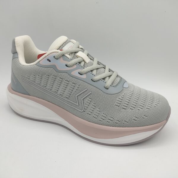 Zapatillas deportivas para mujer de la marca Paredes, modelo LD26135 en color Gris. Suela gruesa en color blanco y rosa. Fabricadas en textil color gris. Cierre con cordón color gris. #zapatillasmujerParedesCanejagris #zapatillasdeportemujer #Paredes