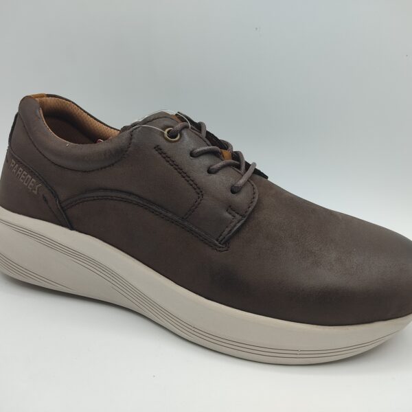 Zapato casual para hombre de la marca Paredes, modelo CP26149MAO. Suela gruesa color gris. Fabricado en piel marrón oscuro. Cierre con cordón. #ParedesCP26149MAO #Paredesmarrónoscuro #zapatillacasualhombre