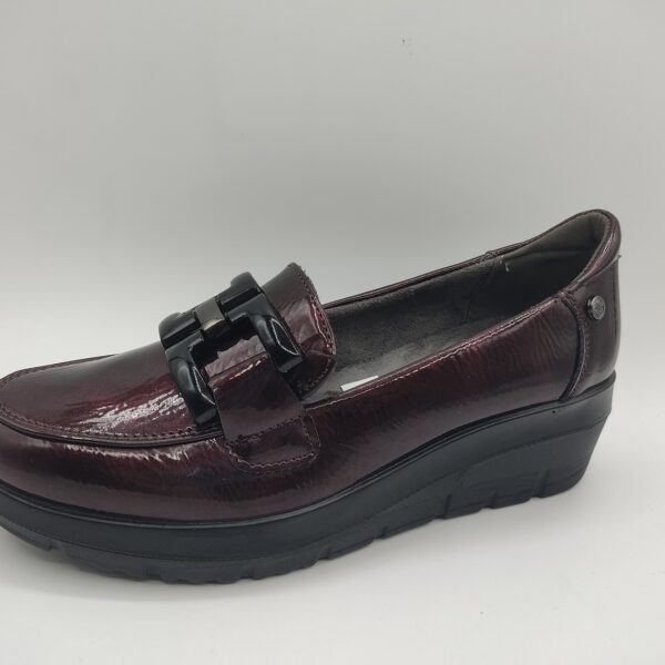 Mocasín para mujer de la marca Mysoft, modelo 26M585 en color Burdeos. Suela gruesa con cuña color negra. Fabricado en charol color burdeos con adorno de una hebilla en el empeine. Plantilla confortable y extraible. #Mysoft26M585 #mocasínburdeosmujer #mocasíncuña