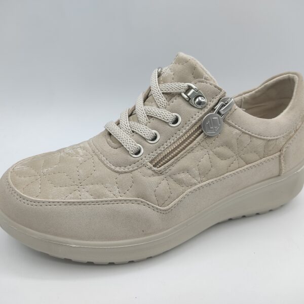 Zapato sport para mujer de la marca Mysoft, modelo 26M651 en color Hielo. Suela de goma color beige. Fabricado en textil acolchado con patrón de rombos en color beige. Cierre con cordón hielo y cremallera latera. #zapatillasmysofthielo #zapatocomodomujer #zapatoMysoft26M651