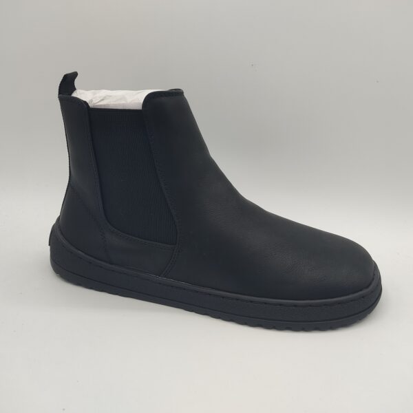 Botín barefoot para chica de la marca Mustang, modelo 85511 en color negro. Suela de goma en color negro, fabricado en polipiel negra, con elásticos anchos en el lateral externo y cremallera en el interno. #botínbarefootchica #botínbarefootMustang #barefootchica